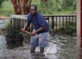 Un hombre camina por una calle inundada tras la llegada del huracán Michael, en Panama City, Florida. Foto: Dan Anderson.