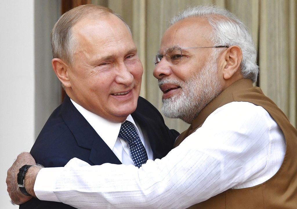 El primer ministro indio Narendra Modi, derecha, abraza al presidente ruso Vladimir Putin en Nueva Delhi, India, viernes 5 de octubre de 2018. Foto: Yuri Kadobnov/Pool Foto vía AP.