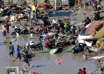 Personas evalúan los daños fuera de un centro comercial tras el terremoto y tsunami que azotó Palu, en Célebes Central, Indonesia, el domingo 30 de septiembre de 2018. Foto: Tatan Syuflana / AP.