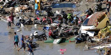 Personas evalúan los daños fuera de un centro comercial tras el terremoto y tsunami que azotó Palu, en Célebes Central, Indonesia, el domingo 30 de septiembre de 2018. Foto: Tatan Syuflana / AP.