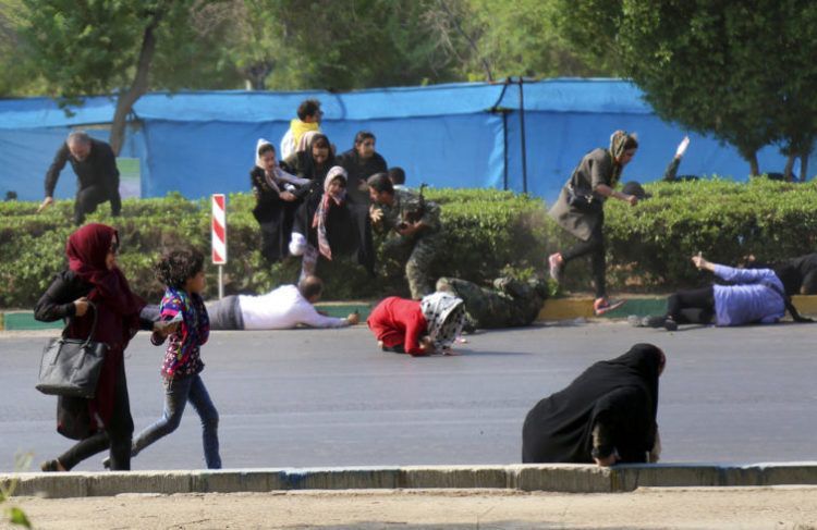 En esta fotografía facilitada por la agencia noticiosa Mehr, varios civiles corren en busca de refugio luego de desatarse un tiroteo durante un desfile militar en la ciudad de Ahvaz, Irán, el sábado 22 de septiembre de 2018. Foto: Agencia noticiosa Mehr, Mehdi Pedramkhoo/AP.