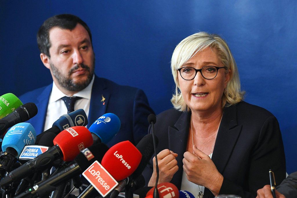 La líder francesa de ultra derecha Marine Le Pen, derecha, habla al lado del ministro italiano del Interior Matteo Salvini durante una reunión en Roma, el lunes 8 de octubre del 2018. (Alessandro Di Meo/ANSA via AP)