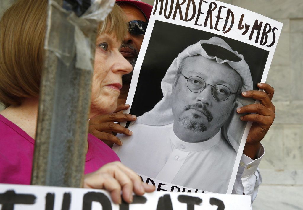 Foto tomada el 10 de octubre del 2018 de una protesta frente a la embajada saudí en Washington por la desaparición del periodista Jamal Khashoggi. (AP Photo/Jacquelyn Martin, File )