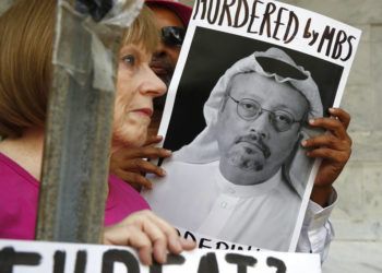 Dos personas sostienen carteles durante una protesta ante la embajada de Arabia Saudí por la desaparición del periodista saudí Jamal Khashoggi, el 10 de octubre de 2018, en Washington. Foto: Jacquelyn Martin/AP.