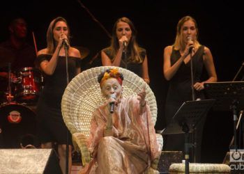 Omara Portuondo presentó en concierto su más reciente producción discográfica "Omara Siempre", fonograma ganador del Premio Especial CUBADISCO 2018 y nominado a los Latin GRAMMYs en la categoría Mejor Álbum Tropical Tradicional. Foto: Enrique Smith.