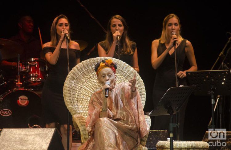 Omara Portuondo presentó en concierto su más reciente producción discográfica "Omara Siempre", fonograma ganador del Premio Especial CUBADISCO 2018 y nominado a los Latin GRAMMYs en la categoría Mejor Álbum Tropical Tradicional. Foto: Enrique Smith.