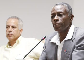 Roberto León Richards (derecha), nuevo presidente del Comité Olímpico Cubano, en una sesión de la Asamblea Nacional de Cuba. Foto: Roberto Morejón / Jit.