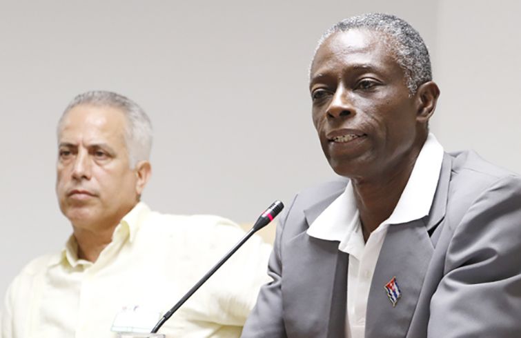 Roberto León Richards (derecha), nuevo presidente del Comité Olímpico Cubano, en una sesión de la Asamblea Nacional de Cuba. Foto: Roberto Morejón / Jit.