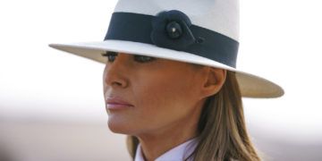 En esta foto del 6 de octubre de 2018, la primera dama Melania Trump habla con la prensa en el sitio arqueológico de las Pirámides de Giza, cerca de El Cairo, Egipto. Foto: Carolyn Kaster/AP.