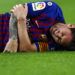 El delantero argentino Lionel Messi tras lesionarse durante un partido de la Liga española contra Sevilla, el sábado 20 de octubre de 2018. Foto: Manu Fernández / AP.