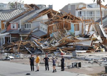 Rescatistas buscan sobrevivientes el jueves 11 de octubre de 2018 en la localidad de Mexico Beach, Florida, tras el paso del huracán Michael. (AP Foto/Gerald Herbert)