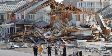 Rescatistas buscan sobrevivientes el jueves 11 de octubre de 2018 en la localidad de Mexico Beach, Florida, tras el paso del huracán Michael. (AP Foto/Gerald Herbert)