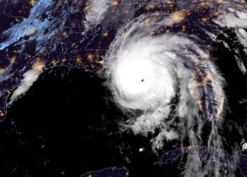 El poderoso huracán Michael avanza sobre la franja noreste de Florida en la madrugada y la mañana de este miércoles. Imagen de satélite: @NHC_Atlantic / Twitter.