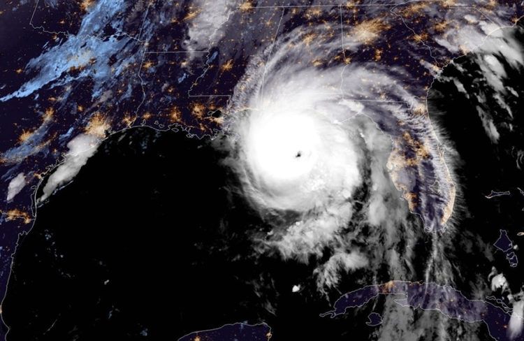 El poderoso huracán Michael avanza sobre la franja noreste de Florida en la madrugada y la mañana de este miércoles. Imagen de satélite: @NHC_Atlantic / Twitter.