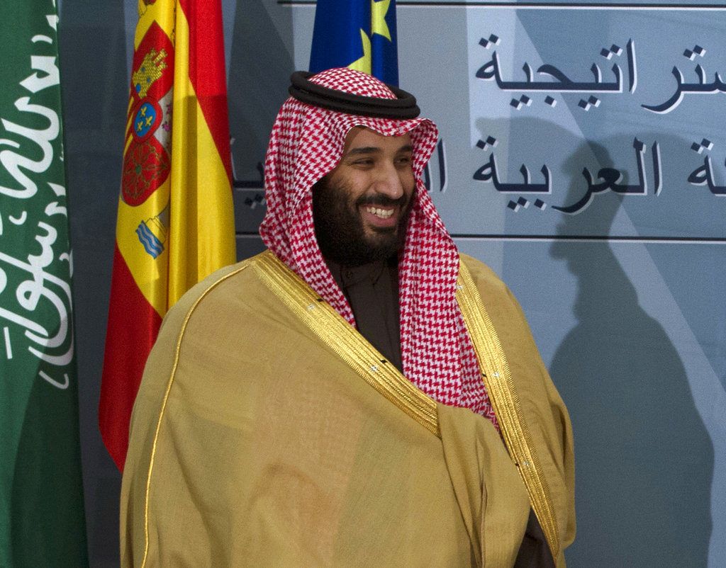 ARCHIVO - En esta fotografía de archivo del 12 de abril de 2018, el príncipe heredero saudí Mohammed bin Salman se prepara para irse tras una ceremonia con el jefe de gobierno español Mariano Rajoy en Madrid, España. (AP Foto/Paul White, archivo)
