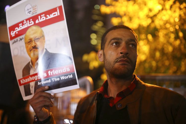 Activistas protestan por el asesinato del periodista saudí Jamal Khashoggi con una vigilia nocturna en el exterior del consulado de Arabia Saudí en Estambul. Foto: Emrah Gurel/AP/Archivo.
