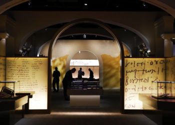 Los artículos a exhibir son preparados dentro del Museo de la Biblia, el lunes 30 de octubre de 2017, en Washington. (AP Foto/Jacquelyn Martin)
