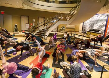 El maestro de 100 años Tao Porchon-Lynch imparte una clase de yoga en el Museo Rubin de Arte en Nueva York. Foto: Chas Kimbrell / NY YOGA + LIFE / Rubin Museum of Art vía AP.