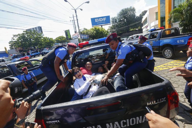 Manifestantes son detenidos y transportados por policías después de disolver una marcha en Managua, Nicaragua, el domingo 14 de octubre de 2018. (AP Foto/Alfredo Zúñiga)