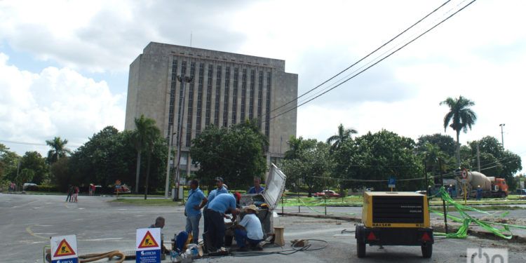 Operarios de ETECSA trabajan en la Plaza de la Revolución "José Martí" de La Habana. Foto: Otmaro Rodríguez.