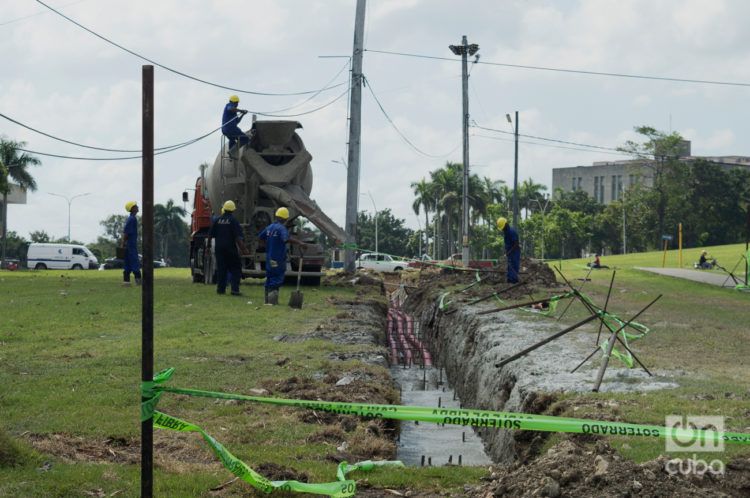 Trabajos en el soterramiento de cables en la Plaza de la Revolución "José Martí" de La Habana. Foto: Otmaro Rodríguez.