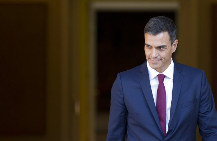 El presidente del gobierno español, Pedro Sánchez, sale del Palacio de Moncloa en Madrid. Foto: Paul White / AP.