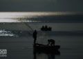 Pescadores en la bahía de Matanzas. Foto: Otmaro Rodríguez.