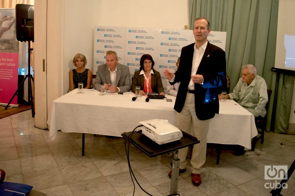 El embajador del Reino Unidos en Cuba, Antony Stokes, en la apertura de un panel sobre los 20 años del British Council en la Isla. Foto: Otmaro Rodríguez.