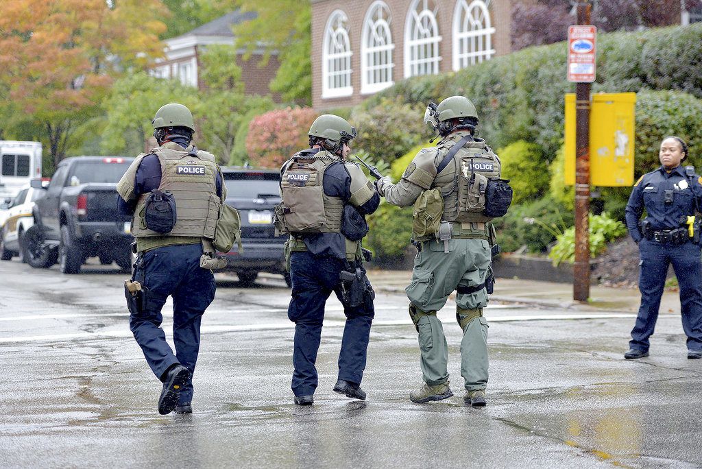 La presencia policial alrededor de una sinagoga en Pittsburgh donde un individuo efectuó disparos hoy. Foto: Pam Panchak / Pittsburgh Post-Gazette vía AP.