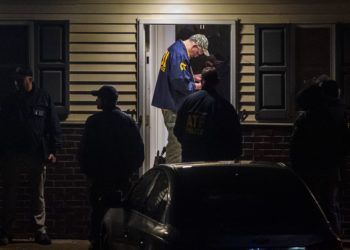 Agentes del FBI allanan una vivienda en la investigación de la matanza de 11 personas en una sinagoga en Pittsburgh, 27 de octubre de 2018. Foto: Michael M. Santiago / Pittsburgh Post-Gazette vía AP.