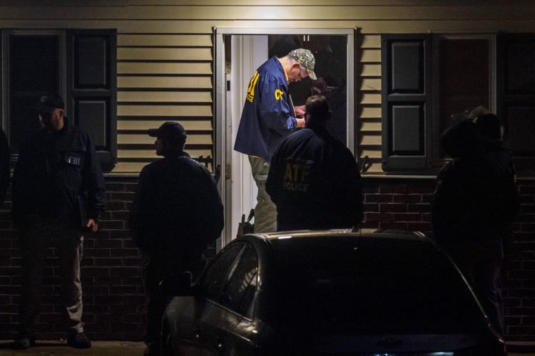 Agentes del FBI allanan una vivienda en la investigación de la matanza de 11 personas en una sinagoga en Pittsburgh, 27 de octubre de 2018. Foto: Michael M. Santiago / Pittsburgh Post-Gazette vía AP.