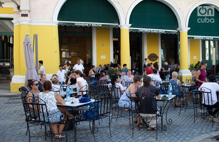 Turistas en la Plaza Vieja de La Habana. Foto: Otmaro Rodríguez.