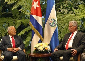 El presidente de El Salvador, Salvador Sánchez Cerén (izq), se reúne con su homólogo cubano, Miguel Diaz-Canel (d), como parte de las actividades oficiales de su visita a la Isla, este 25 de octubre del 2018, en La Habana. Foto: Yander Zamora / POOL / EFE.