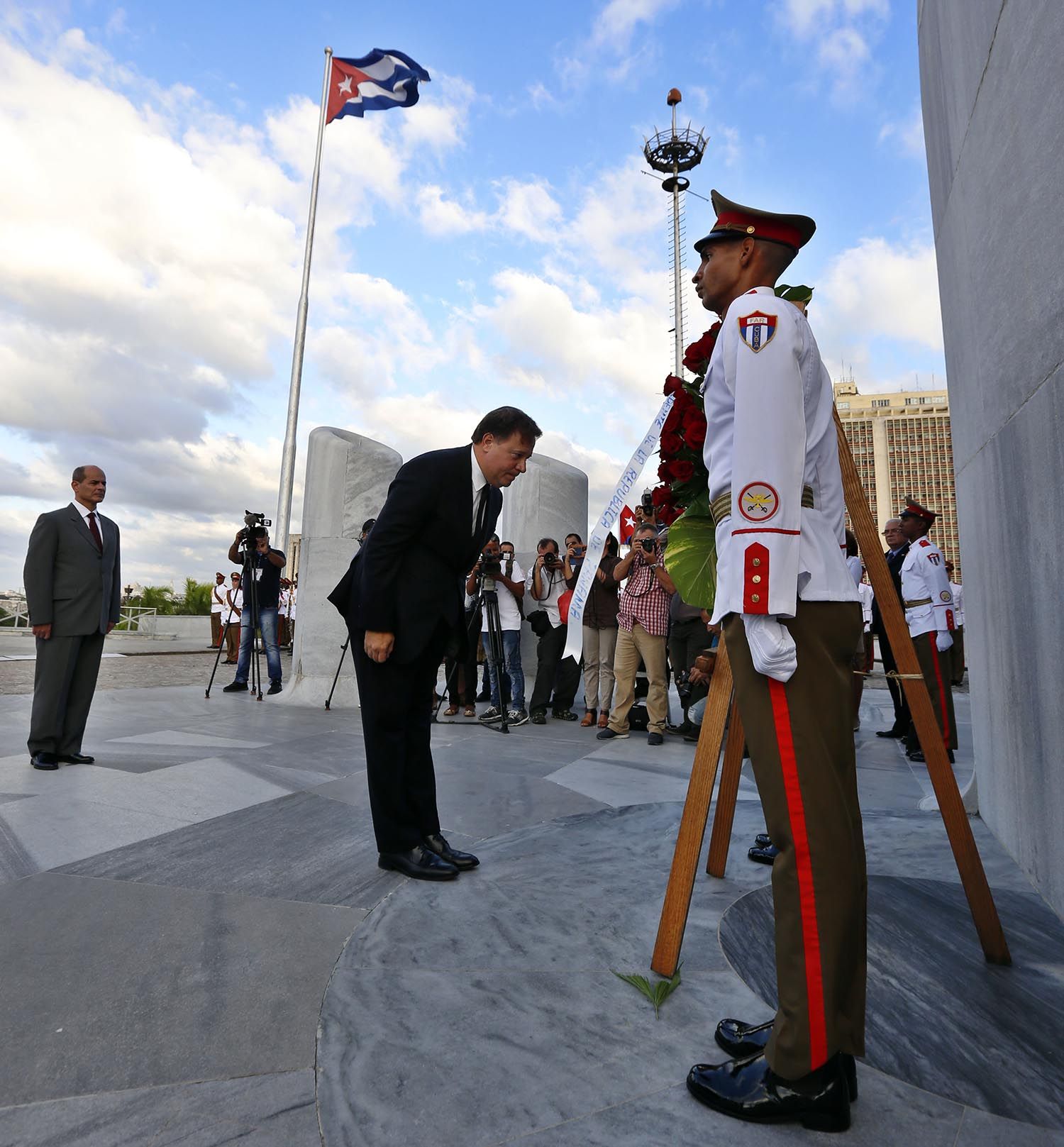 El presidente de Panamá, Juan Carlos Varela (c), rinde tributo a José Martí con una ofrenda floral en el memorial en honor del héroe cubano en la Plaza de la Revolución, en La Habana, este lunes 29 de octubre de 2018. Foto: Ernesto Mastrascusa / EFE.