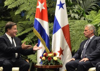El presidente cubano, Miguel Díaz-Canel (d), conversa con su homólogo de Panamá, Juan Carlos Varela, en el Palacio de la Revolución, en La Habana, este lunes 29 de octubre de 2018. Foto: Joaquín Hernández / POOL / EFE.