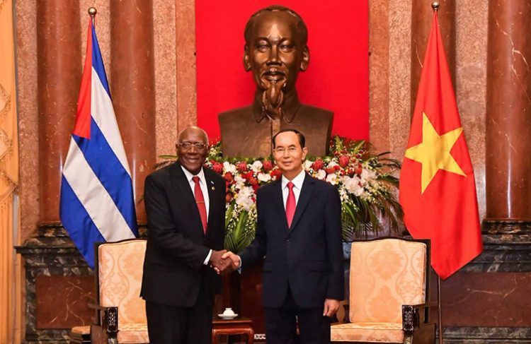 El presidente de Vietnam, Tran Dai Quang, fallecido este 21 de septiembre, junto al primer vicepresidente cubano Salvador Valdés Mesa. Foto: @EmbaCubaVietnam / Twitter.