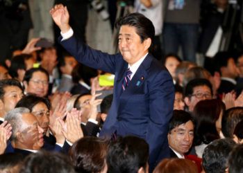 Shinzo Abe, agradece los aplausos de los legisladores de su partido poco después de que él fue declarado ganador de las elecciones internas de esa organización política, el jueves 20 de septiembre de 2018, en Tokio. Foto: Koji Sasahara/AP.