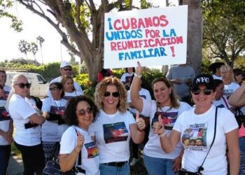 Decenas de cubanos demandaron este lunes frente a las oficinas del senador republicano Marco Rubio en Miami el restablecimiento del Programa Parole de Reunificación Familiar Cubano. Foto: @ANeiSAh87THjaaB / Twitter.