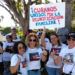 Decenas de cubanos demandaron este lunes frente a las oficinas del senador republicano Marco Rubio en Miami el restablecimiento del Programa Parole de Reunificación Familiar Cubano. Foto: @ANeiSAh87THjaaB / Twitter.