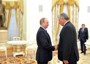 El presidente de Cuba, Miguel Díaz-Canel (derecha), junto con el mandatario ruso, Vladimir Putin, durante su visita a Moscú en mayo de 2016. Foto: commons.wikimedia.org