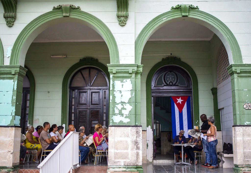 En esta imagen, tomada el 30 de septiembre de 2018, un grupo de vecinos participa en un foro público sobre una reforma constitucional en La Habana, Cuba. Foto: Desmond Boylan/AP.