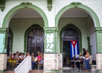 En esta imagen, tomada el 30 de septiembre de 2018, un grupo de vecinos participa en un foro público sobre una reforma constitucional en La Habana, Cuba. Foto: Desmond Boylan/AP.