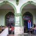 En esta imagen, tomada el 30 de septiembre de 2018, un grupo de vecinos participa en un foro público sobre una reforma constitucional en La Habana, Cuba. Foto: Desmond Boylan/AP.