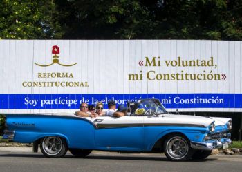 Cartel que promociona la reforma constitucional con los lemas "Mi voluntad, mi Constitución" y "Soy partícipe de la elaboración de mi Constitución", en La Habana. Foto: Desmond Boylan / AP.