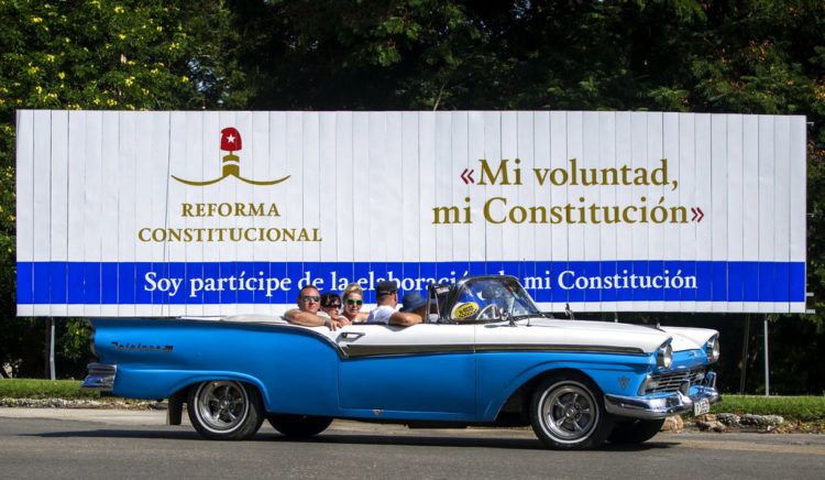 Cartel que promociona la reforma constitucional con los lemas "Mi voluntad, mi Constitución" y "Soy partícipe de la elaboración de mi Constitución", en La Habana. Foto: Desmond Boylan / AP.