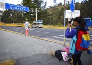 En esta imagen, tomada el 5 de septiembre de 2018, la venezolana Angelis, de 10 años, toma una fotografía de su madre, Sandra Cádiz, tras cruzar la frontera entre Colombia y Huaquillas, Ecuador, en su viaje a Perú. En total tuvieron que hacer tres filas distintas en inmigración, pero finalmente pudieron cruzar a Ecuador. (AP Foto/Ariana Cubillos)