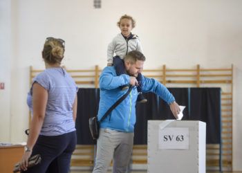 Ciudadanos participan en el referéndum sobre la definición del matrimonio en Bucarest, Rumania, el 6 de octubre de 2018. Foto: Andreea Alexandru / AP.