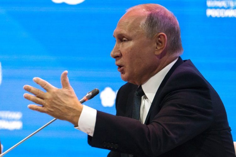 El presidente ruso Vladimir Putin habla en el Forum Internacional de la Semana Rusa de Energía en Moscú el miércoles, 3 de octubre de 2018. Foto: Alexander Zemlianichenko / AP.