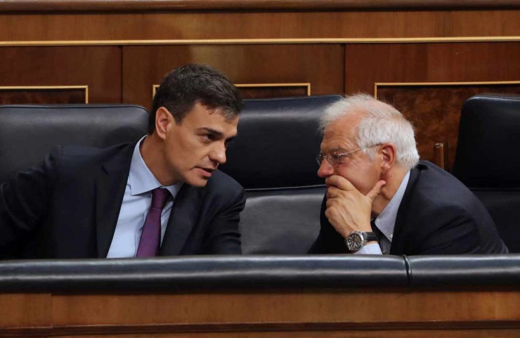 El canciller español, Josep Borrell (derecha), conversa con el presidente del Gobierno de España, Pedro Sánchez. Foto: EFE.