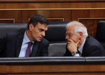 El canciller español, Josep Borrell (derecha), conversa con el presidente del Gobierno de España, Pedro Sánchez. Foto: EFE.